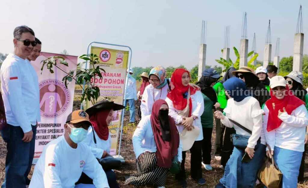 Para dokter yang tergabung dalam organisasi profesi IDI Gresik menanam beragam pohon buah untuk pemenuhan nutrisi