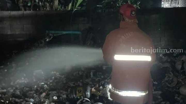 Gudang Rongsokan di Mojokerto Terbakar Gudang Rongsokan di Mojokerto Terbakar