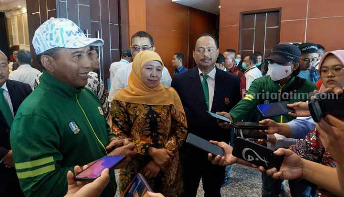 Gubernur Jatim bersama Rektor Unesa dan Ketua KONI Jatim. (Way]