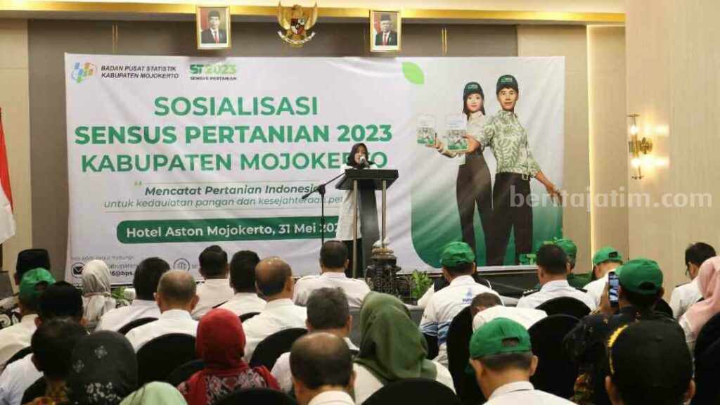 Bupati Mojokerto Ikfina Fahmawati saat mencanangkan Sensus Pertanian 2023 Kabupaten Mojokerto di salah satu hotel di Kecamatan Puri, Kabupaten Mojokerto. [Foto : ist]