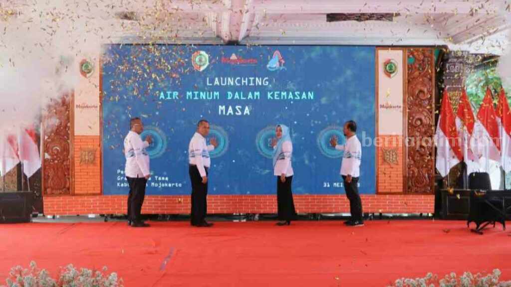 Bupati Mojokerto Ikfina Fahmawati saat launching air minum dalam kemasan 'MASA' di Pendopo GMT Pemkab Mojokerto. [Foto : ist]