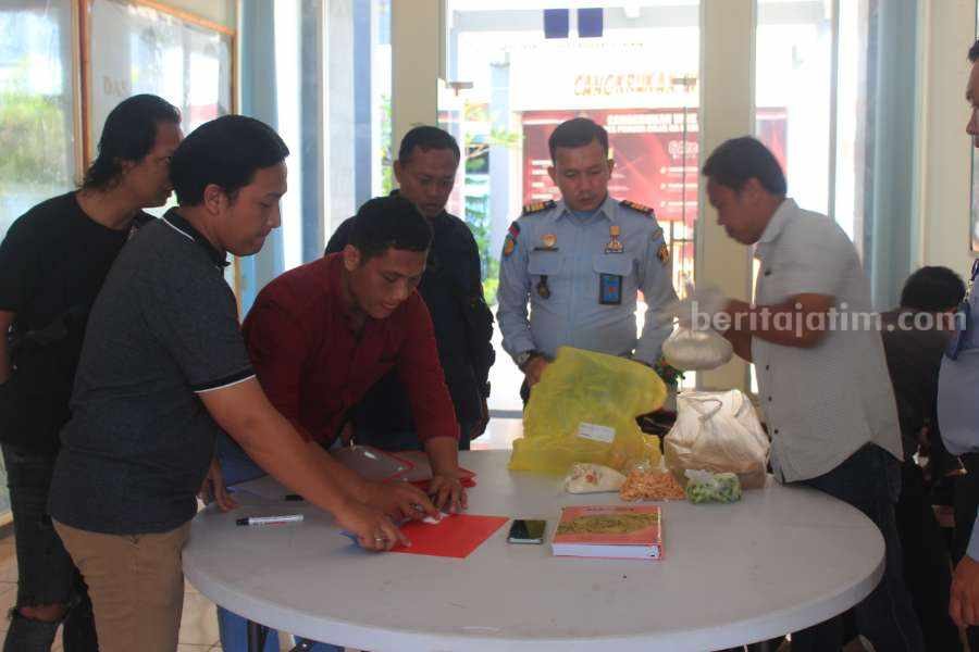 Petugas saat mengecek kitab suci Al-Qur'an yang di dalamnya terdapat sabu untuk diselundupkan ke Lapas Pemuda Madiun, Selasa (23/05/2023)