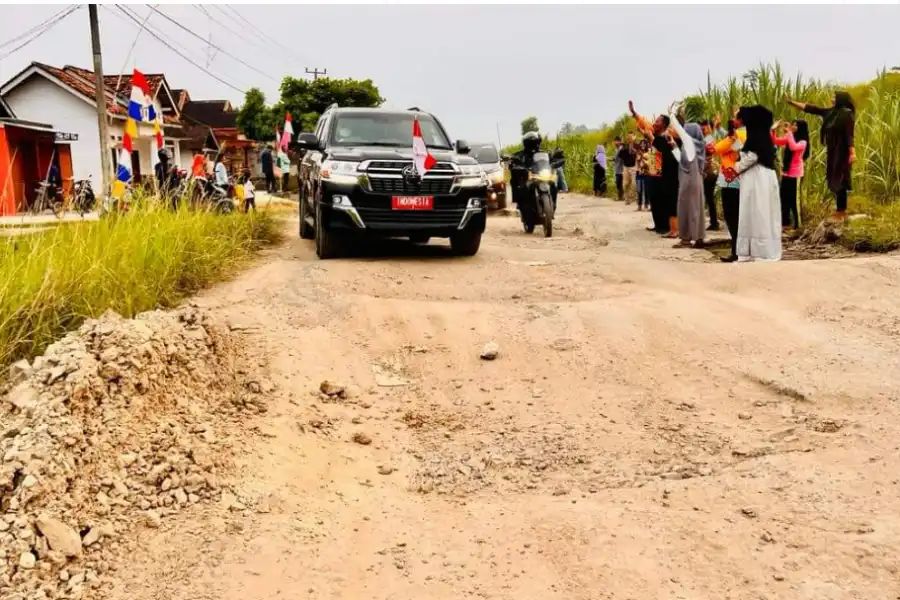 Jokowi Ganti Mobil Jip Saat Melintasi Jalan Rusak di Lampung Jalan Rusak Lampung