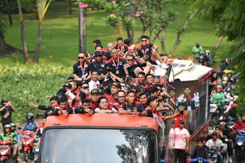 Ketua Umum PSSI Perintahkan Timnas U-22 Sudahi Euforia Parade Timnas U-22 pada Jumat (19/5/2013) menimbulkan polemik dengan warga yang berangkat kerja maupun dengan sesama peraih emas di SEA Games 2023. (Foto: PSSI)