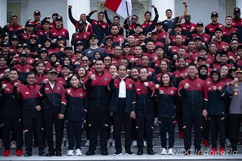 Kontingen Indonesia Siap Tampilkan yang Terbaik di SEA Games Presiden Joko Widodo bersama kontingen Indonesia yang akan bertarung di SEA Games 2023 di Kamboja. (Foto: NOC Indonesia)