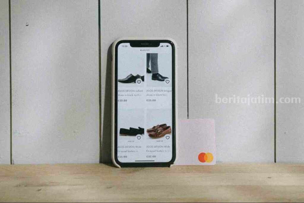 E-commerce yang Paling Banyak Dikunjungi Tahun 2023, Si Oren atau Si Ijo? Ilustrasi belanja di marketplace online (sumber: pexels/Ivan Samkov)