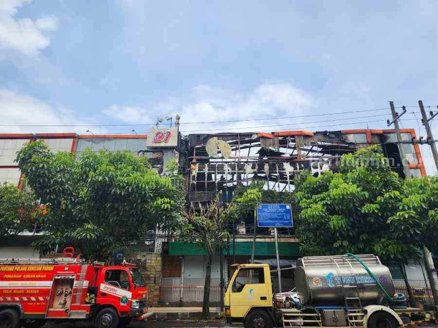 Polisi Ungkap Penyebab Kebakaran Malang Plaza Potret Malang Plaza setelah ludes terbakar. (Foto: Dani Alfian/beritajatim.com)