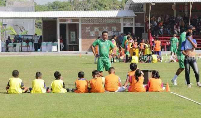 Sebanyak 100 pesepak Bola Cilik Ikuti AFC Grassroots Football di Sidoarjo.(way)