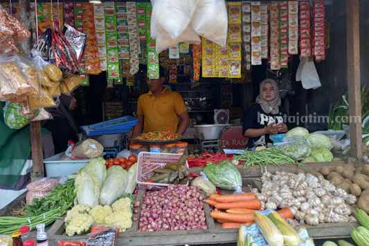 Harga Cabai Rawit Kembali Melejit, Harga Telur Ayam Ras Bertahan Rp 32.000 penjual cabai di pasar anom sumenep (foto : Temmy/ beritajatim.com)