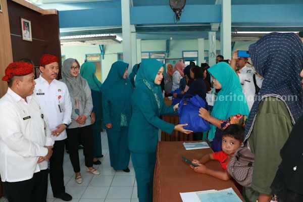Ketua TP PKK Sumenep menyerahkan bantuan pada Keluarga Risiko Stunting (foto : Temmy/ beritajatim.com)