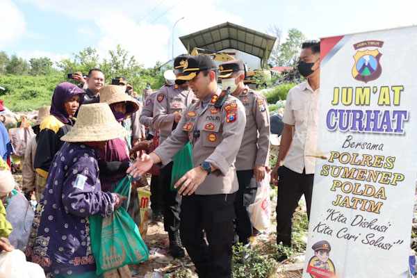 Pemulung Curhat ke Kapolres Sumenep Soal Bantuan Sosial dan Bantuan Kesehatan Kapolres Sumenep, AKBP Edo Satya Kentriko saat mengunjungi pemulung TPA Batuan