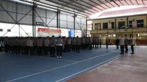 Polres Sumenep Kirim 100 Anggota untuk Back Up Pengamanan Pilkades Bangkalan persiapan pemberangkatan personel ke Bangkalan (foto : Humas Polres sumenep)