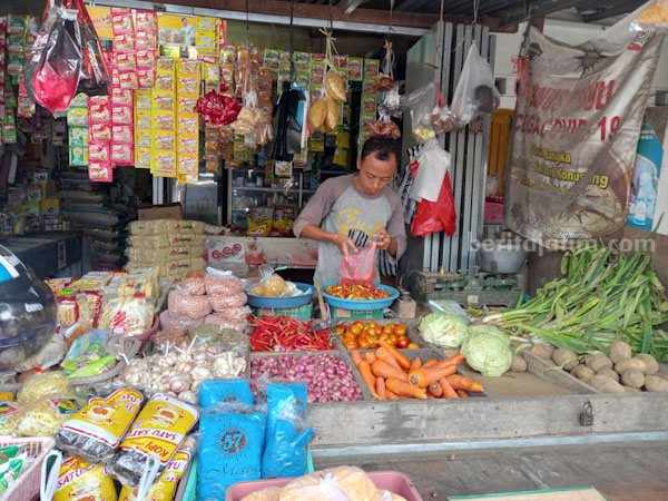 Stok Berkurang, Harga Cabai di Sumenep Kembali Naik Pedagang cabai di pasar tradisional Sumenep (foto: Temmy/ beritajatim.com)
