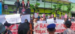 Pantai Bersertifikat Hak Milik, Ratusan Warga Gersik Putih Sumenep Demo ke BPN, Tuntut Pembatalan SHM Warga Desa Gersik Putih, Kec. Gapura, Kab. Sumenep berunjuk rasa ke BPN (foto: Temmy/ beritajatim.com)
