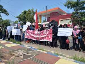 Tolak Tambak Garam, Warga Gersik Putih Sumenep Demo ke Kantor Bupati Unjuk rasa warga Gersik Putih Sumenep tolak tambak garam (foto: Temmy/ beritajatim.com)