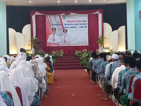 679 Calon Haji Sumenep Dilepas Simbolis, 410 Jemaah Beresiko Kesehatan Manasik Akbar dan Pelepasan Simbolis Jemaah Haji Sumenep (foto : Temmy/ beritajatim.com)