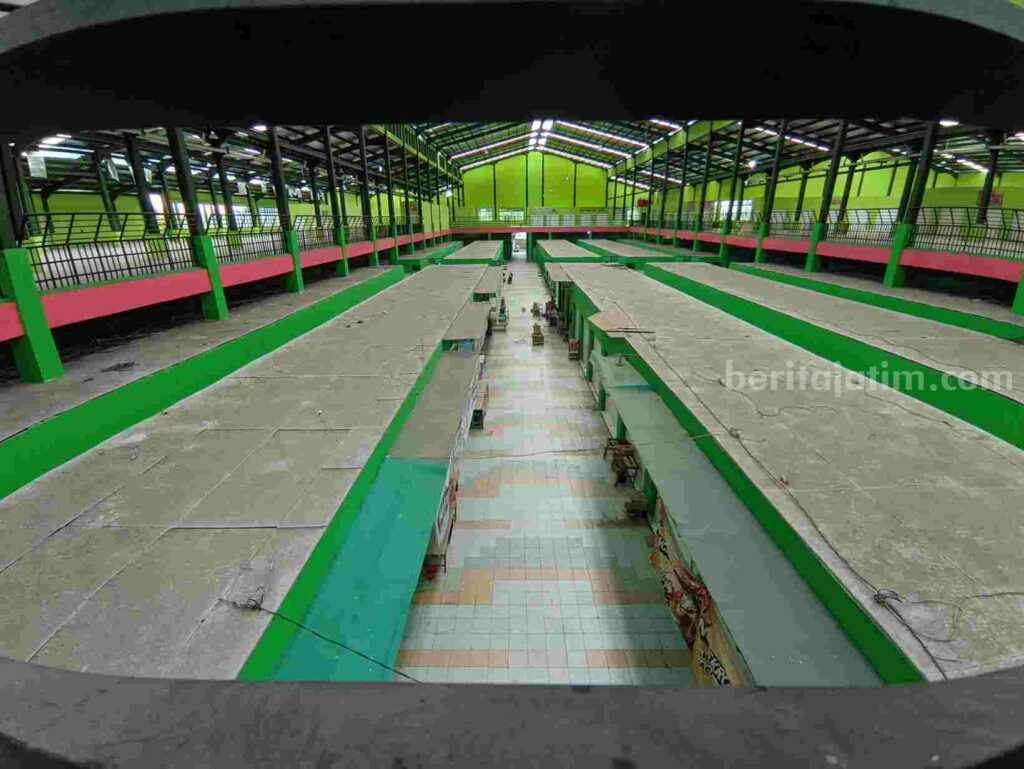 Bedak Pedagang Pasar Banjarejo Digembok Lantaran Telat Bayar Sewa Pasar Banjarejo lantai atas tampak sepi.
