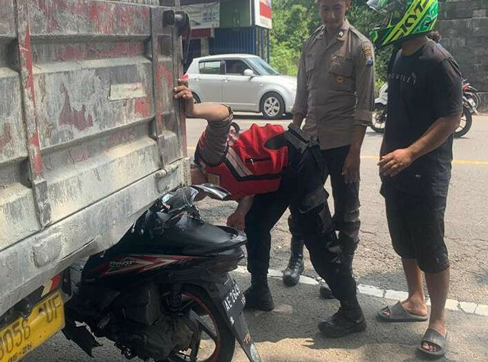 Kecelakaan Ponorogo, Motor Tabrak Truk Parkir, Meninggal Seketika Sepeda motor korban terjepit di bodi belakang truk yang bermuatan semen. (Foto/Istimewa)