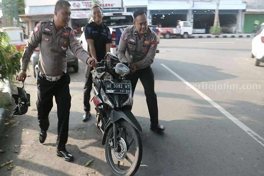 Petugas kepolisian saat mengamankan sepeda motor korban. (Foto/Istimewa)