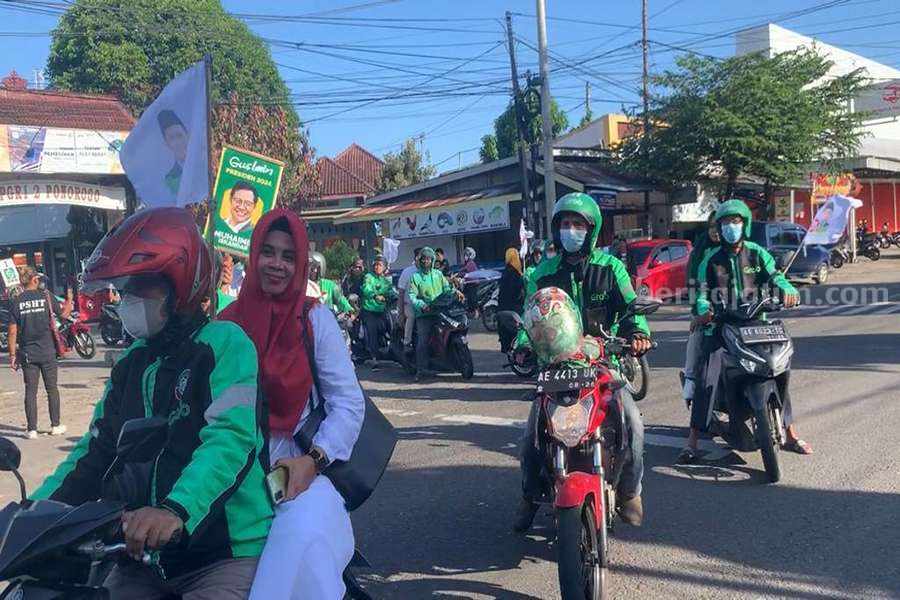 Bacaleg PKB Ponorogo Daftar ke KPU Diantar Ratusan Ojol Salah satu bacaleg dari PKB Ponorogo diantar pengemudi ojol menyerahkan berkas ke KPU Ponorogo. (Foto/Endra Dwiono/Beritajatim.com)