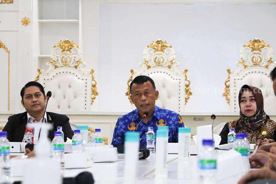 Bupati Sugiri Sancoko didampingi oleh Wabup Lisdyarita saat rapat bersama dengan nara sumber dari Indonesian Creative Ceties Network (ICCN) Vicky Arief Herinadharma. (Foto/Endra Dwiono/Beritajatim.com)