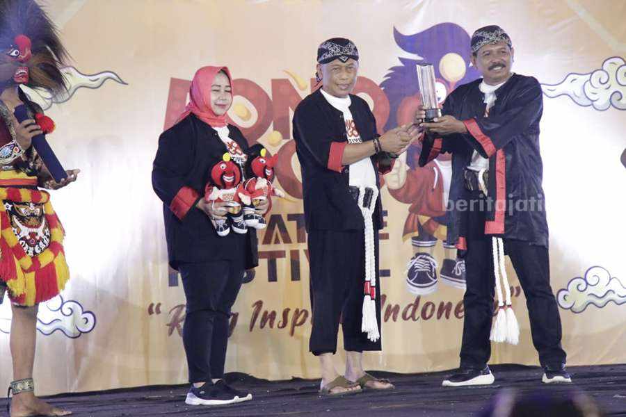 Bupati Sugiri Buka Ponorogo Kreatif Festival, Reog Inspirasi Indonesia Bupati Sugiri Sancoko didampingi Wabup Lisdyarita saat menerima plakat Kabupaten Kreatif Indonesia dari Kepala Dinas Pariwisata Judha Slamet Sarwo Edi. (Foto/Kominfo Ponorogo)
