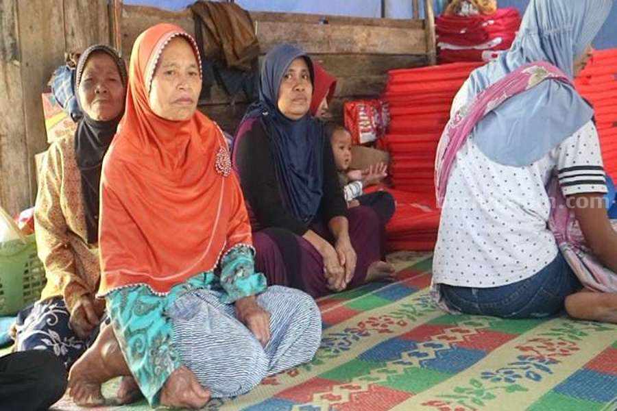 Tanah Gerak Ponorogo Keluarkan Suara Bergemuruh, Warga Pilih Mengungsi Sejumlah warga yang terdampak tanah gerak Ponorogo mengungsi di tenda darurat. (Foto/Istimewa)