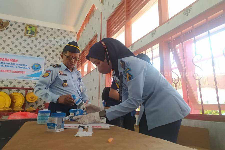 BNN Trenggalek Lakukan Tes Urine Acak ke Penghuni Rutan Ponorogo Petugas BNN Trenggalek saat mengumpulkan hasil tes urin para wabin dan petugas penjaga. (Foto/Istimewa)