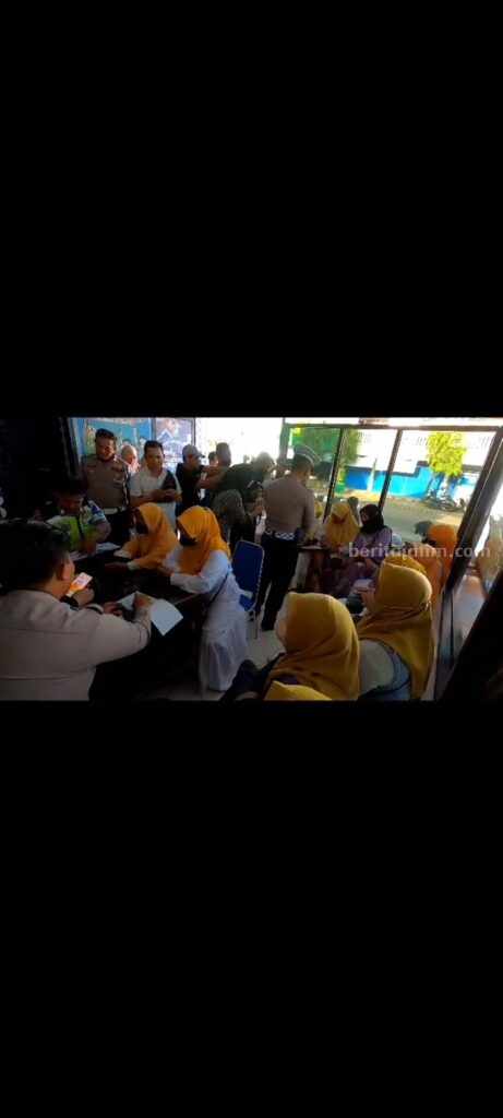 Viral Video Emak-emak Sumenep ‘Ken Dedes Jaman Now’ Konvoi Berujung Tilang Emak-emak grup Ken Dedes jaman Now konvoi tanpa helm saat ditilang