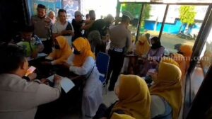 Viral Video Emak-emak Sumenep ‘Ken Dedes Jaman Now’ Konvoi Berujung Tilang Emak-emak grup Ken Dedes jaman Now konvoi tanpa helm saat ditilang