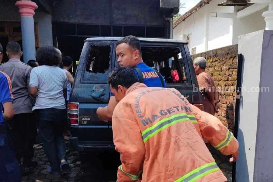 Mobil PNS Magetan Terbakar Nyaris Sambar Rumah Kebakaran Magetan