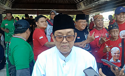 Ali Masykur Hadiri Deklarasi Relawan Ganjar di Blitar Ali Masykur setelah memimpin roa di atas pusara makam Bung Karno Kota Blitar dalam acara deklarasi pemenang Ganjar