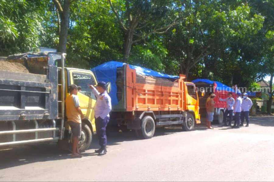 Pengusaha Tambang Magetan Sepakat Pakai Kendaraan Non ODOL Dishub Magetan saat melakukan razia truk ODOL di wilayah Kecamatan Parang pada 17 Mei 2023.