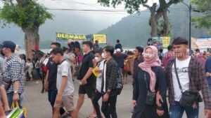 Kawasan Telaga Sarangan yang dipenuhi pengunung pada Senin (24/4/2023) Kawasan Telaga Sarangan yang dipenuhi pengunung pada Senin (24/4/2023)