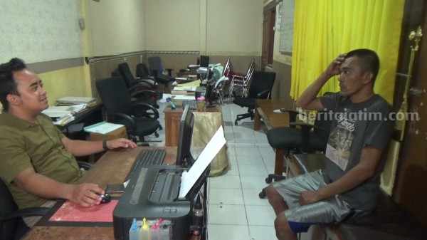 Maling di Ngawi Curi HP di Rumah Anggota TNI, Hasilnya Buat Beli Beras dan Bayar Uang Sekolah Anak Pelaku pencurian HP milik anggota TNI saat menjalani pemeriksaan polisi di Mako Polres Ngawi, Rabu (19/4/2023)