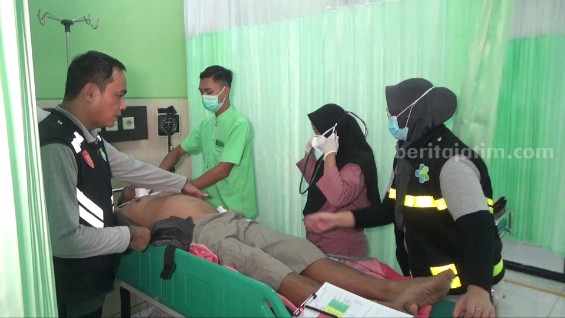 Anggota Polres Ngawi tertimpa pohon