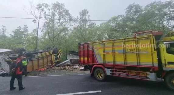 Truk Muat Arang Terbalik Timpa Warung di Sarangan Magetan Kecelakaan Magetan