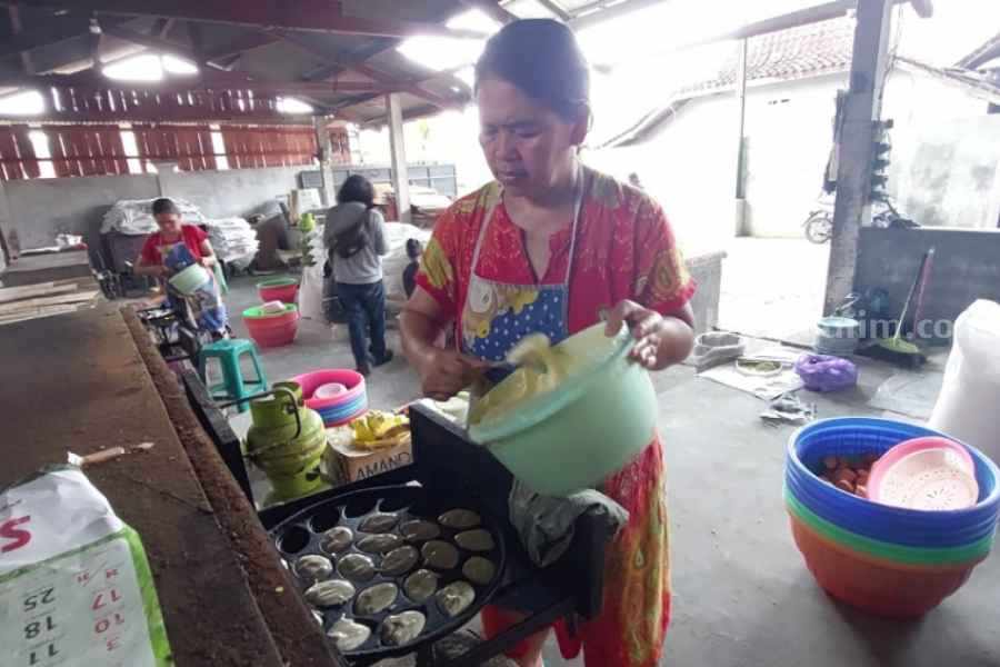 Produsen Bolu Khas Magetan Kecilkan Ukuran, Imbas Bahan Baku Naik Suasana produksi kue bolu khas Magetan di Desa Sidomukti Kecamatan Plaosan Kabupaten Magetan