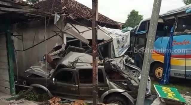 Mobil Ringsek Ditabrak Bus di Ngawi Diduga Muat Rokok Ilegal
