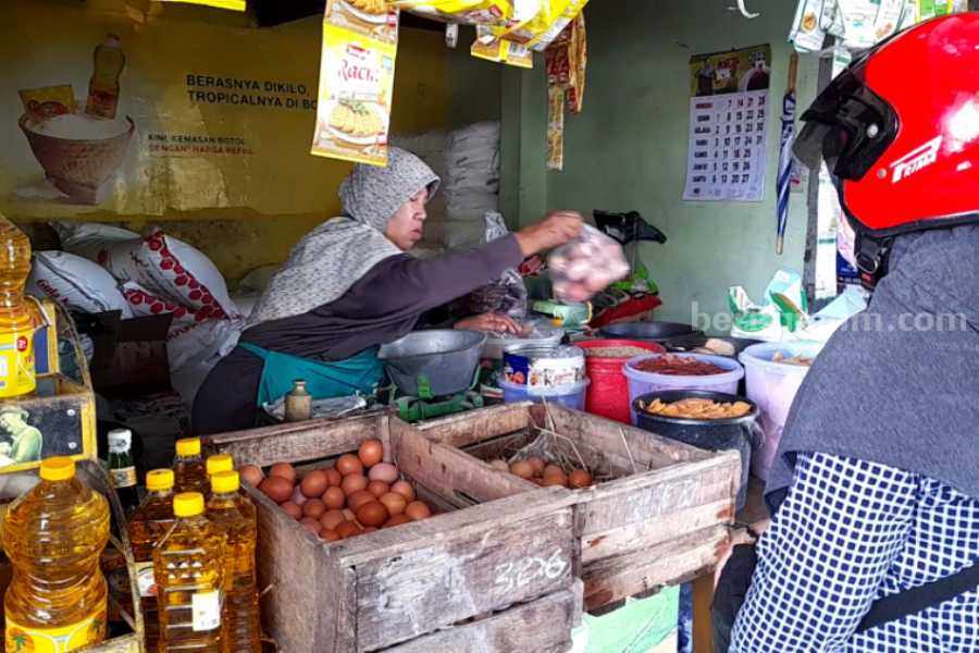 Pedagang Pasar Sayur Magetan Tak Jual Telur Pecah, Ini Alasannya Aktivitas jual beli telur di Pasar Sayur Magetan, Sabtu (13/05/2023)
