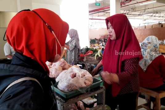 Pedagang Ngawi Jual Daging Ayam di Bawah Harga Pasar, Ini Alasannya Aktivitas jual beli daging ayam di Pasar Besar Ngawi