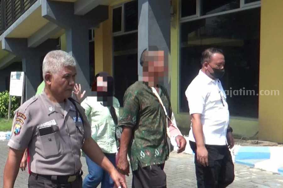 WS saat diantar petugas untuk kontrol paska-operasi di RSUD dr Soeroto Ngawi, Rabu (31/05/2023)