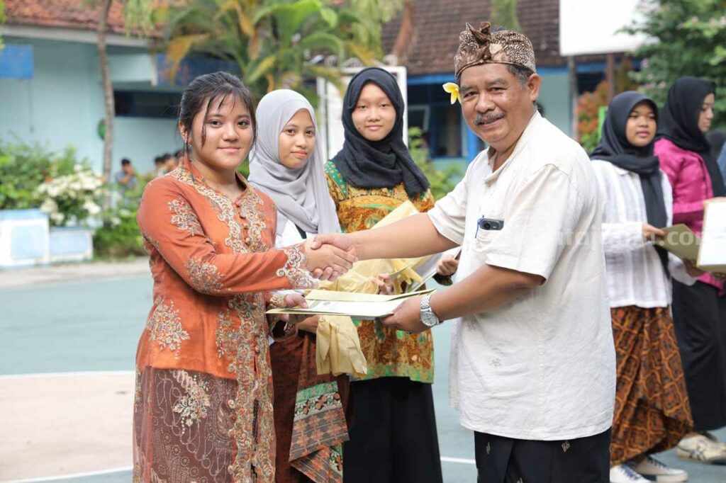 Semangat Hardiknas, Ratusan Siswa SMPN 3 Kediri Berbusana Tradisional