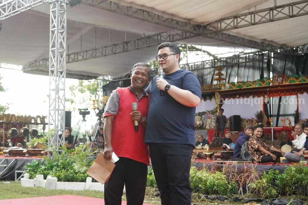 Bupati Kediri Beri HP Pria Jarang Pulang Karena Lihat Wayang WhatsApp Image 2023-05-04 at 20.15.30_11zon