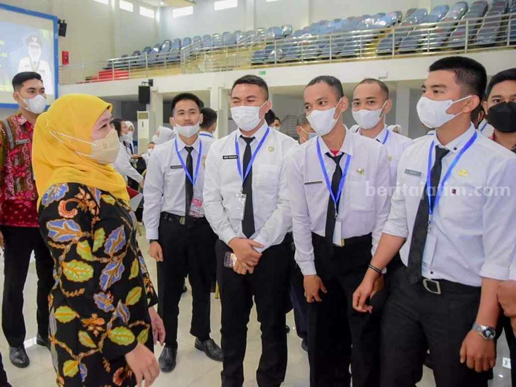 Gubernur Jatim Khofifah Indar Parawansa saat berjumpa guru di Jatim