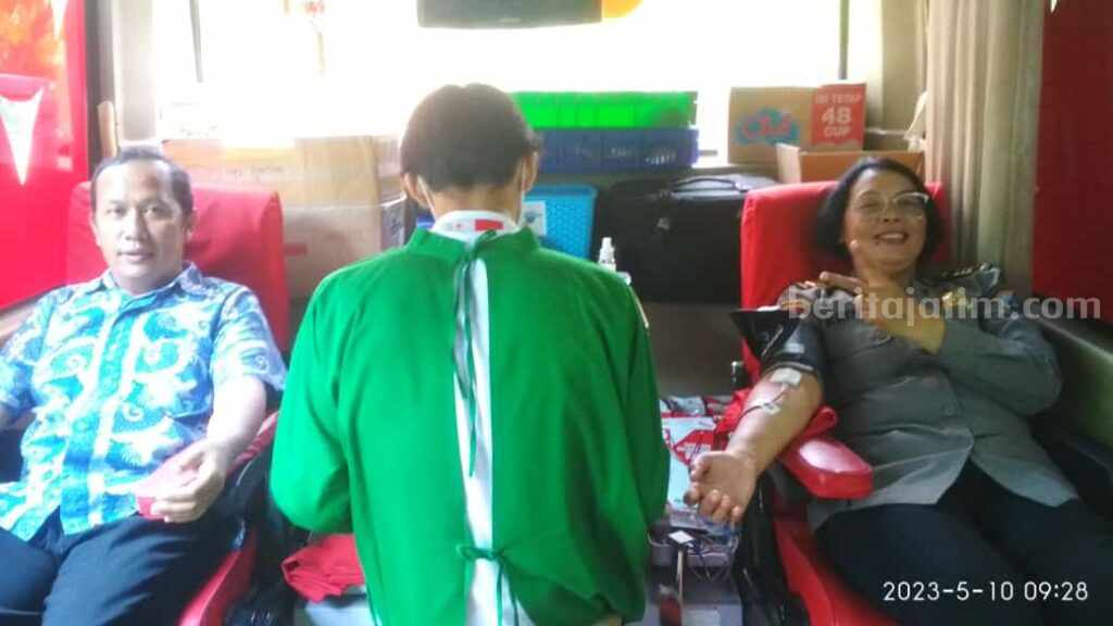 Sivitas Akademika Polimercia Kediri Gelar Donor Darah untuk Bantu Sesama