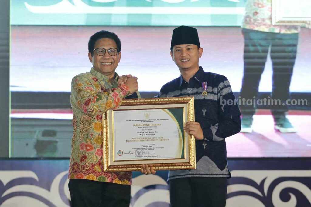 Bupati Trenggalek Terima Penghargaan dari Menteri Desa PDT dan Transmigrasi WhatsApp Image 2023-05-16 at 11.35.32_11zon