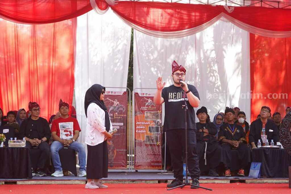 Bupati Kediri Beri Beasiswa kepada Penonton Festival Jawa WhatsApp Image 2023-05-21 at 19.16.49 (1)_11zon
