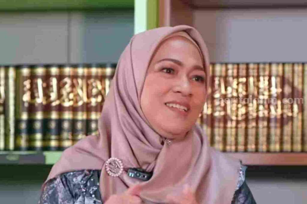 Mengaku Bosan Banyak Uang, Wanita Asal Surabaya Ini Wakafkan Hotel dan Restoran Senilai Rp1 Miliar Siti Aisyah, sosok wanita yang mewakafkan harta dan hotel. (Tangkap layar YouTube Cinta Quran TV)