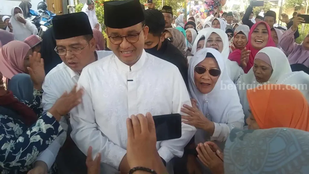 Anies Baswedan disambut pendukungnya saat berada di Malang, Rabu (24/5/2023)